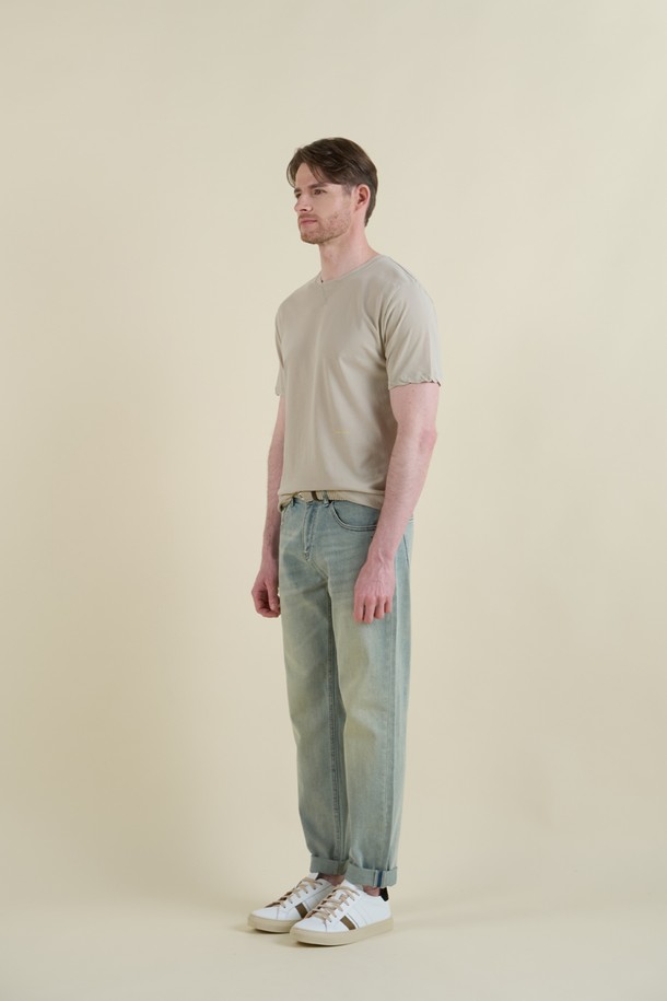 라이트블루 스티치 데님 진 M-QJEAN09는 남성을 위한 데일리 청바지입니다. 봄, 여름, 가을 계절에 적합하며, 캐주얼, 베이직 스타일을 연출할 수 있습니다. 레귤러 슬림 핏으로 제작되었으며, 부드러운 촉감이 특징입니다. 워싱과 스티치 패턴, 5포켓 디자인과 배색 스티치 디테일로 포인트를 더했습니다. 쇼핑룩, 카페룩과 같은 TPO, 캐주얼, 미니멀 스타일을 선호하는 분들께 추천합니다.
