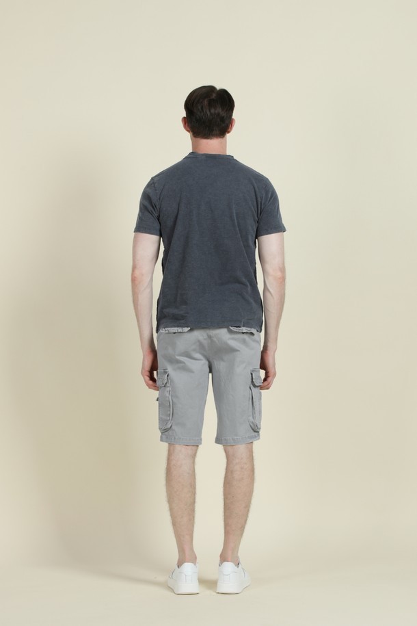 블루 가먼트 다이 코튼 포켓 데일리 티셔츠 F-HTEE63는 부드러운 촉감의 면 소재로 제작되어 편안한 착용감을 선사합니다. 빈티지한 무드를 더하는 후염 가공과 데일리룩에 활용하기 좋은 디자인, 그리고 실용적인 포켓 디테일이 특징입니다. 슬림, 레귤러, 오버핏으로 다양한 핏을 선택할 수 있으며, 블루, 카키, 차콜 세 가지 색상으로 출시되어 간절기, 여름, 겨울 등 계절에 구애받지 않고 폭넓게 활용할 수 있습니다.
