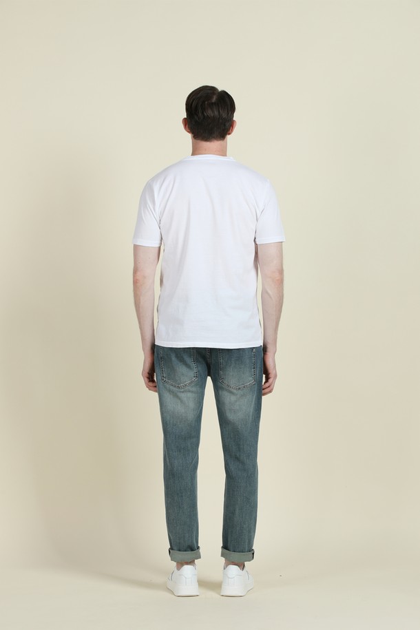 **디스트레스드 워싱 데님 진 M-QJEAN13**은 남성용 데님 진으로, 캐주얼한 스타일을 연출하기에 좋습니다. 부드러운 촉감의 면, 리오셀, 폴리에스터, 스판 혼방 소재에 은은한 워싱과 디스트레스드 디테일이 더해져 유니크한 디자인을 완성합니다. 슬림, 레귤러, 스트레이트 핏으로 다양한 체형에 맞춰 선택 가능하며, 5포켓 디자인으로 실용성을 더했습니다.
