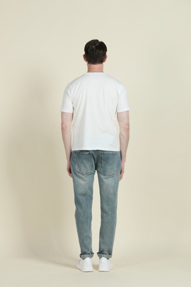 블루 라군 프린트 티셔츠 F-QTEE13은 시원한 화이트 컬러에 블루 라군 칵테일 그래픽 프린팅으로 포인트를 준 남성용 티셔츠입니다. 얇고 부드러운 면 소재로 제작되어 여름과 간절기에 쾌적하게 착용 가능하며, 슬림핏 라운드넥 디자인으로 캐주얼한 스타일을 연출합니다. 신축성이 좋아 편안한 착용감을 선사하며, 일상복으로 활용하기 좋습니다.
