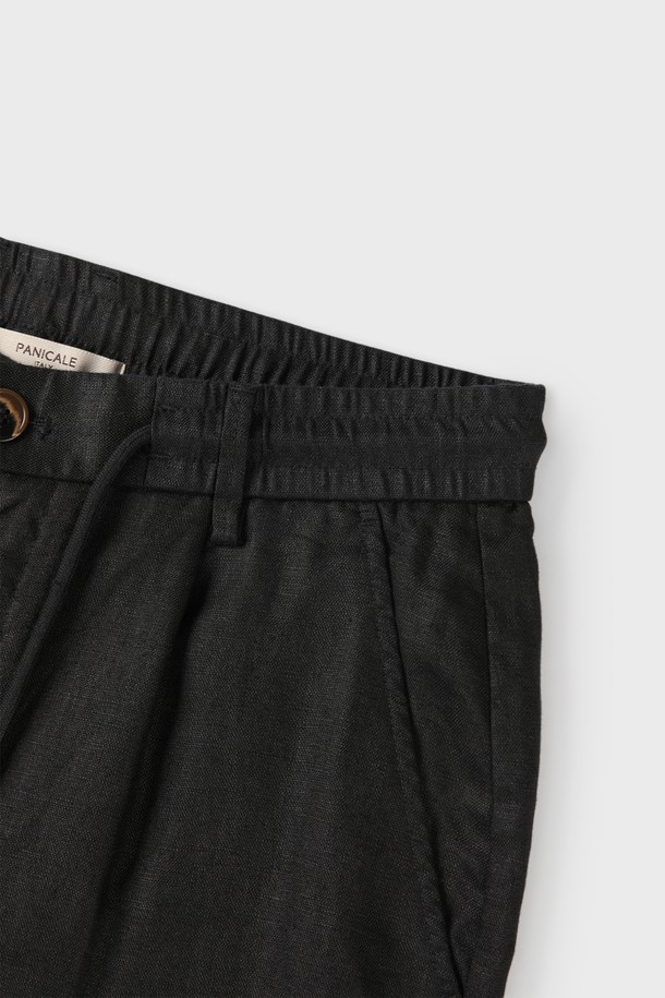 "드로우스트링 리넨 쇼츠 M-QCPT13"는 여름과 간절기에 활용하기 좋은 남성용 반바지입니다. 부드러운 촉감과 얇은 두께의 린넨 소재로 제작되어 시원하고 편안한 착용감을 선사합니다. 허리 조절이 가능한 드로우스트링 밴딩과 앞뒤 포켓 디자인으로 실용성을 더했으며, 무릎 위 기장감의 하프 스타일로 활동성을 높였습니다. 베이직하고 캐주얼한 스타일로 데일리 및 일상 용도로 적합하며, 휴가나 여행 시에도 편안하게 스타일을 연출할 수 있습니다. 슬림핏과 레귤러핏 두 가지 핏으로 출시되었으며, 블랙과 브라운 두 가지 컬러로 만나보실 수 있습니다.
