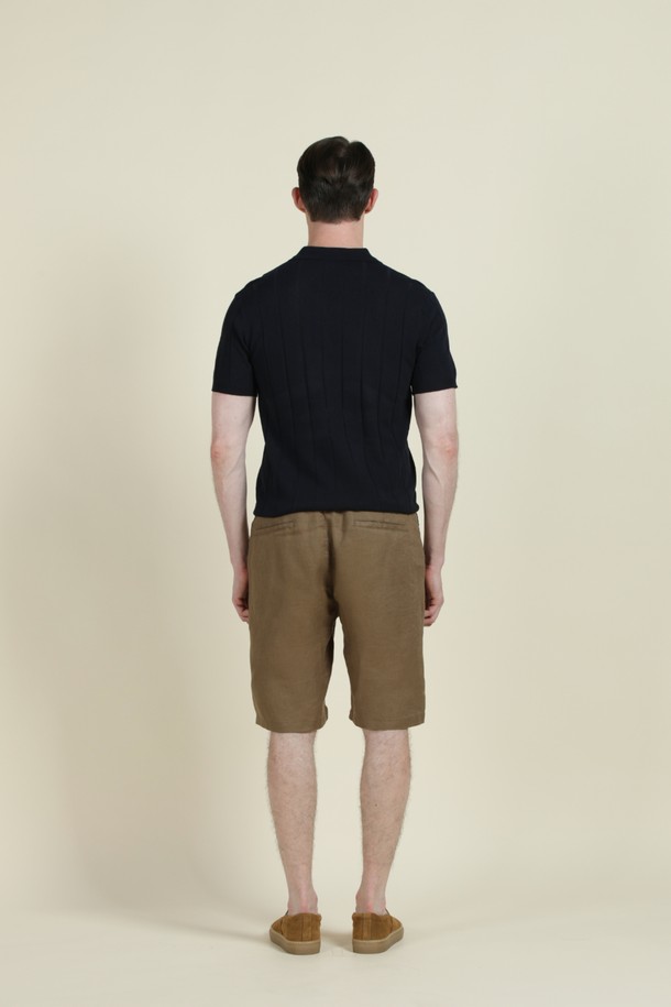 **드로우스트링 리넨 쇼츠 M-QCPT13**는 여름철 편안함과 스타일을 동시에 잡을 수 있는 남성용 반바지입니다. 블랙, 브라운, 차콜 세 가지 색상으로 출시되어 어떤 상의와도 쉽게 매치할 수 있습니다. 린넨 소재 특유의 자연스러운 촉감과 얇은 두께감으로 시원하게 착용 가능하며, 레귤러핏으로 편안한 착용감을 제공합니다. 드로우스트링과 하프 밴딩으로 허리 사이즈 조절이 용이하며, 앞뒤 포켓과 뒷주머니 봉제 제거 가능 디테일로 실용성을 더했습니다. 동네 마실룩, 휴가룩, 여행룩 등 다양한 상황에서 캐주얼하고 미니멀한 스타일을 연출해보세요.
