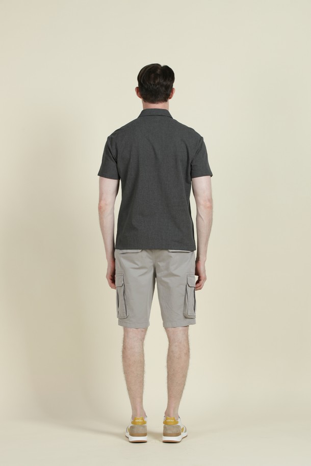 워시드 면혼방 카고 쇼츠 M-QCPT15는 부드러운 촉감의 면 98%, 스판 2% 혼방 소재로 제작된 남성용 카고 쇼츠입니다. 캐주얼한 스타일의 그레이 컬러 무지 반바지로, 레귤러핏 또는 슬림핏으로 착용 가능하며 여름, 간절기, 겨울까지 활용할 수 있습니다. 워싱 가공과 측면 카고 포켓 디자인으로 실용성을 더했으며, 얇은 두께감으로 편안한 착용감을 선사합니다.
