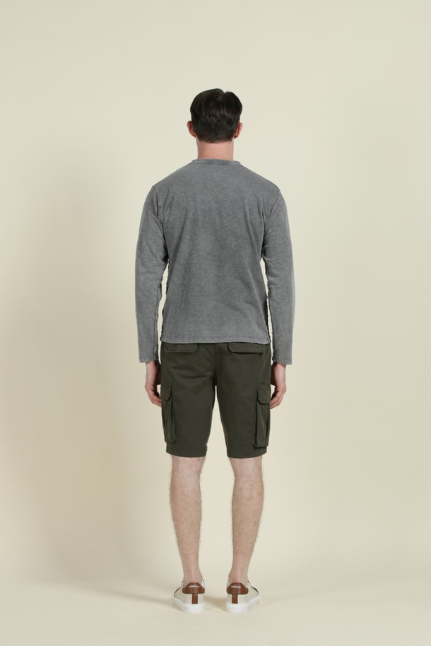 워싱 처리된 면혼방 소재의 남성용 카고 반바지입니다. 부드러운 촉감의 면 98%, 스판덱스 2% 혼방으로 편안한 착용감을 제공하며, 캐주얼한 스타일로 일상에서 활용하기 좋습니다. 레귤러핏에 무릎 위 기장으로 시원하며, 카고 포켓 디자인으로 실용성을 더했습니다.
