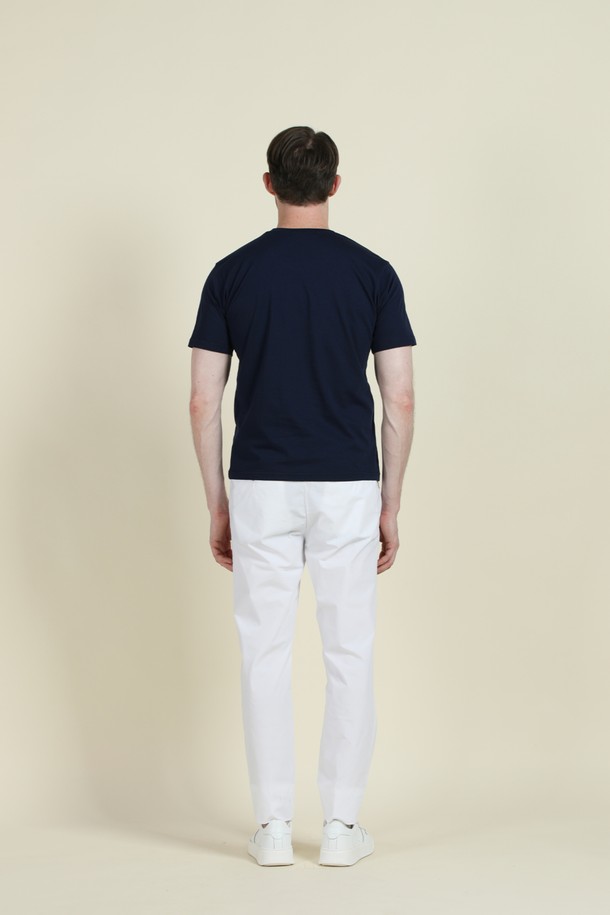 네이비 컬러의 코튼 소재로 제작된 남성용 코튼 패치워크 로고 티셔츠 F-QTEE14입니다. 부드러운 촉감과 신축성 있는 면 소재로 여름철 시원하고 편안하게 착용할 수 있으며, 슬림핏 라운드넥 디자인이 특징입니다. 다양한 하의와 매치하여 캐주얼하고 베이직한 스타일을 연출할 수 있습니다.
