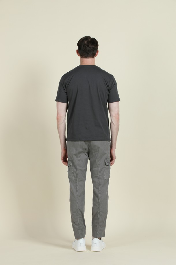 **코튼 패치워크 로고 티셔츠 F-QTEE15**

다채로운 패턴과 컬러의 패치워크 디테일이 돋보이는 코튼 티셔츠입니다. 부드러운 촉감의 면 소재로 제작되어 편안한 착용감을 선사합니다. 슬림핏 디자인과 라운드넥으로 깔끔하고 베이직한 스타일을 연출합니다. 데일리룩 및 간절기, 여름철에 활용하기 좋으며, 캐주얼, 미니멀, 클래식 무드를 모두 소화합니다. 동네 마실룩이나 여행룩으로 코디하기 좋습니다.
