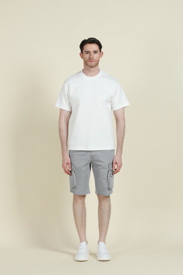 블랙과 화이트 색상으로 출시된 남성용 로고 반팔 티셔츠 M-QTEE22는 부드러운 촉감의 비스코스, 폴리에스터, 스판 혼방 소재로 제작되었습니다. 라운드넥 디자인에 앞면 로고 자수 포인트를 더했으며, 슬림핏, 레귤러핏, 오버핏까지 다양한 핏으로 출시되어 깔끔한 실루엣을 연출합니다. 여름과 간절기에 적합하며, 일상 및 캐주얼 스타일을 즐겨 입는 남성분들에게 추천하는 베이직한 반팔 티셔츠입니다.
