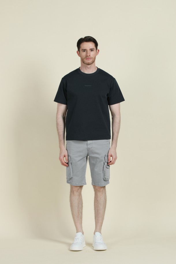 로고 반팔 티셔츠 M-QTEE23은 부드러운 촉감과 쾌적한 착용감을 선사하는 남녀 공용 상의입니다. 화이트와 차콜 두 가지 색상으로 출시되었으며, 여름과 간절기에 활용하기 좋은 베이직 스타일의 레귤러 핏 티셔츠입니다. 폴리에스터, 리오셀, 면, 스판 혼방 소재로 제작되어 신축성이 뛰어나 편안하게 활동할 수 있으며, 여유 있는 실루엣을 연출합니다.
