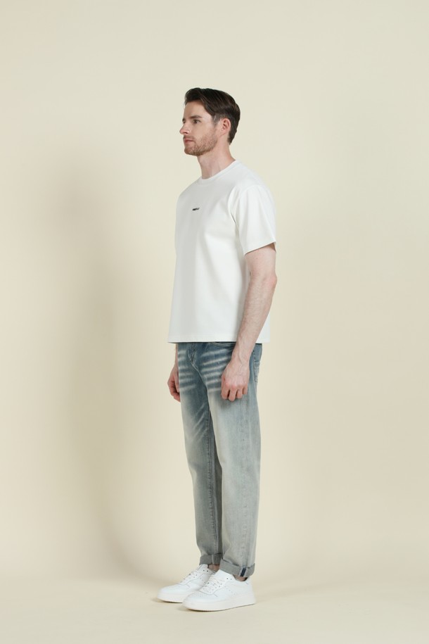 **로고 반팔 티셔츠 M-QTEE23**은 남성용 상의로, 부드러운 촉감과 쾌적한 착용감을 선사하는 반팔 티셔츠입니다. 화이트와 차콜 두 가지 색상으로 출시되었으며, 레귤러핏과 오버핏으로 편안하게 착용 가능합니다. 폴리에스터, 리오셀, 면, 스판 혼방 소재로 제작되어 신축성이 뛰어나 활동성이 좋고, 여름 및 간절기에 베이직하고 캐주얼한 스타일을 연출하기에 적합합니다.
