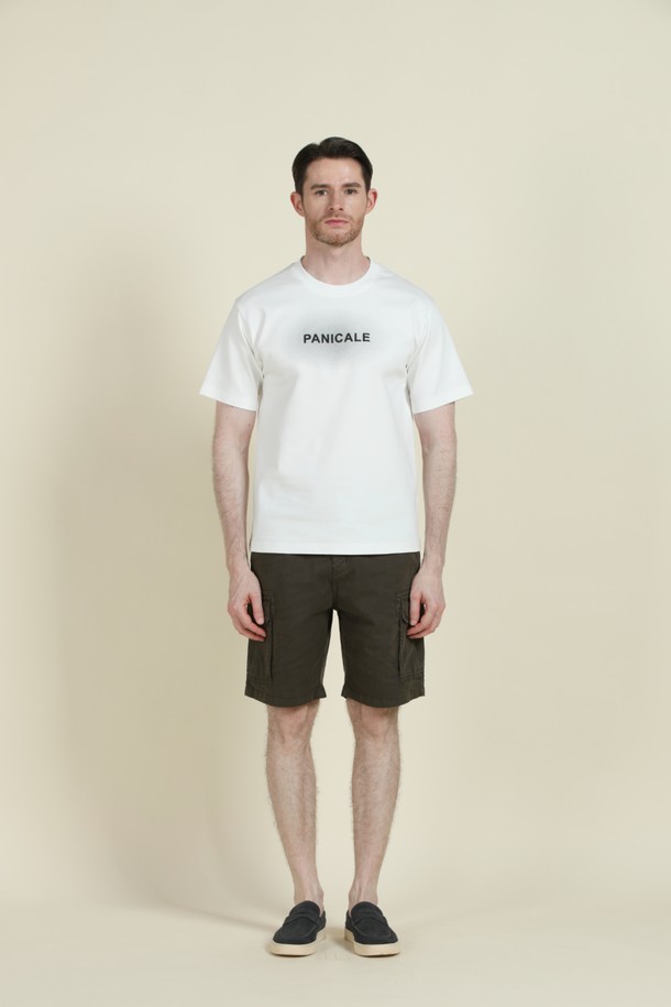 그라데이션 로고 반팔 티셔츠 M-QTEE24는 부드러운 촉감의 화이트 컬러 남성용 반팔 티셔츠입니다. 여름과 간절기에 적합하며, 오버핏 또는 슬림 레귤러 핏으로 연출 가능합니다. 전면에 그라데이션 효과의 로고 프린트가 특징이며, 단정한 라운드넥과 깔끔한 실루엣으로 캐주얼하고 베이직한 스타일을 연출합니다.
