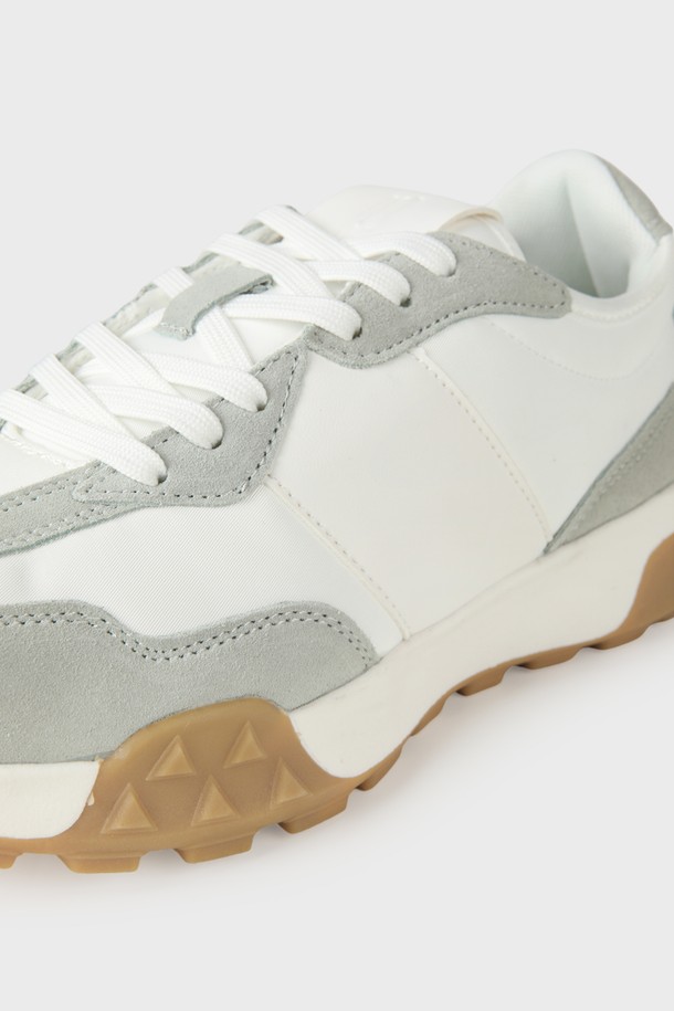 스웨이드 레더 스니커즈 M-QFO11은 라이트 그레이 컬러의 남성용 스니커즈입니다. 사계절 내내 활용 가능한 데일리 슈즈로, 견고한 구조감과 부드러운 스웨이드 가죽 소재로 편안한 착용감을 선사합니다. 3.5cm 굽 높이와 입체적인 러버 아웃솔 디자인이 특징이며, 측면에 배색 디테일을 더해 캐주얼하면서도 트렌디한 실루엣을 연출합니다. 동네 마실룩이나 산책룩에 매치하여 미니멀, 클래식 스타일을 완성해 보세요.
