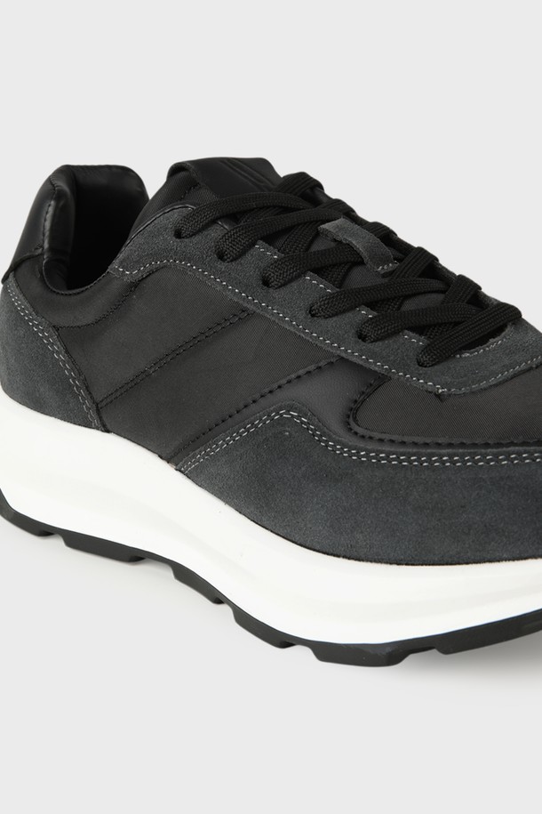 스웨이드 레더 스니커즈 M-QFO09는 남성을 위한 스니커즈로, 일상 및 캐주얼 스타일 모두에 적합합니다. 블랙 컬러의 라운드 앞코 디자인으로, 유연한 착용감과 고급스러운 스웨이드 가죽의 질감을 느낄 수 있습니다. 플랫 굽에 로고 패턴이 돋보이며 끈으로 여미는 방식입니다. 데이트룩, 쇼핑룩 등 다양한 TPO에, 캐주얼, 미니멀, 클래식 스타일을 연출하기 좋습니다. 견고한 고무 아웃솔과 세련된 디자인이 특징입니다.
