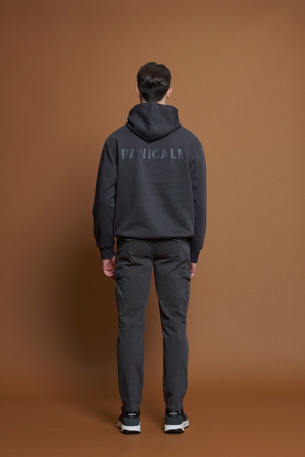 M-QCPT21 드로우스트링 카고 팬츠는 부드러운 촉감의 면과 스판덱스 혼방 소재로 제작되어 편안한 착용감을 선사합니다. 허리 드로우스트링으로 사이즈 조절이 가능하며, 워싱 처리된 차콜 그레이 컬러와 절개 디테일이 빈티지하면서도 캐주얼한 스타일을 연출합니다. 레귤러핏과 슬림핏 두 가지 핏으로 출시되어, 데일리룩은 물론 여행룩과 캠핑룩에도 활용하기 좋습니다. 간절기, 여름, 겨울까지 폭넓게 착용 가능하며, 미니멀, 워크웨어 스타일을 즐기는 분들께 추천합니다.
