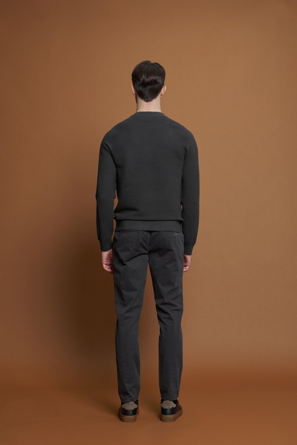 차콜과 네이비 두 가지 색상으로 만나볼 수 있는 스트라이프 밴딩 팬츠 M-QCPT17 입니다. 면과 스판 혼방 소재로 제작되어 부드러운 촉감과 편안한 착용감을 선사하며, 레귤러 슬림핏으로 깔끔한 핏을 연출합니다. 드로우스트링 허리 밴딩과 사이즈 조절 가능한 디자인으로 활동성을 높였으며, 캐주얼한 데일리룩, 동네 마실룩, 여행룩 등 다양한 TPO에 활용하기 좋습니다. 스트라이프 패턴과 포켓 디테일이 돋보이며, 간절기, 여름, 겨울 시즌에 두루 활용할 수 있어 실용적입니다.
