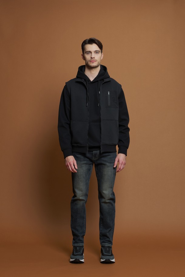 **로고 하이넥 베스트 M-QTEE53**은 부드러운 면과 폴리에스터 혼방 소재로 제작되어 편안한 착용감을 선사하는 남성용 베스트입니다. 간절기에 적합하며, 캐주얼 및 베이직 스타일로 다양한 룩에 활용하기 좋습니다. 하이넥 디자인과 가슴 부분의 로고 자수, 밑단 골지 마감, 포켓 디테일이 특징이며, 신축성이 있어 활동성 또한 보장합니다. 동네 마실룩이나 산책룩과 같은 일상적인 TPO에 미니멀한 스타일을 더해 세련된 분위기를 연출해보세요.
