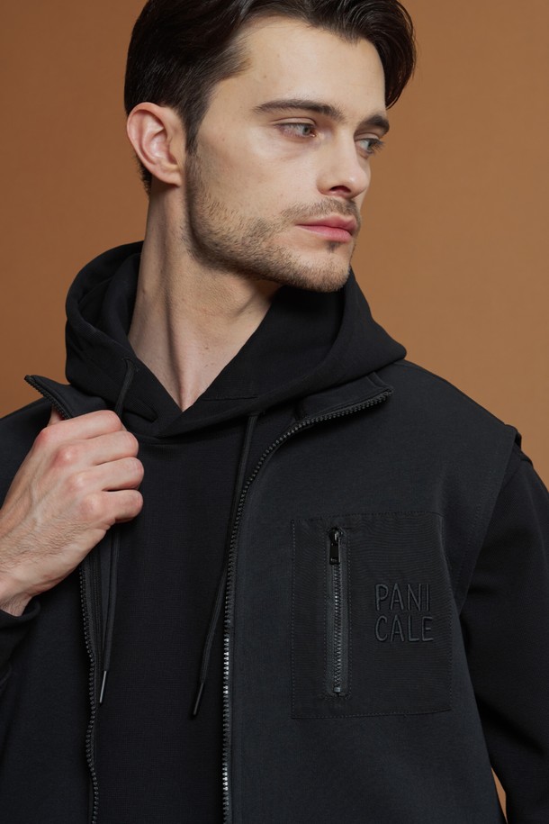 레귤러핏 로고 후드 티셔츠 M-QTEE51은 남성용 후드 티셔츠입니다. 부드러운 촉감의 면, 폴리에스터 혼방 소재로 제작되었으며, 간절기에 착용하기 좋습니다. 블랙 컬러에 가슴 로고 자수 디테일이 돋보이며, 캐주얼 및 베이직 스타일을 연출하기 용이합니다. 일상생활과 여행 시 편안하게 착용할 수 있으며, 후드 조임끈과 앞면 포켓으로 실용성을 더했습니다. 레귤러핏으로 편안한 착용감을 선사합니다.
