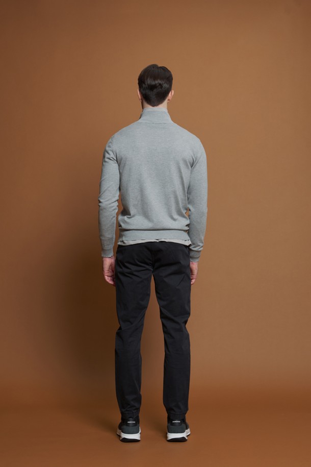 레귤러슬림핏 코튼 팬츠 M-QCPT50은 남성용 코튼 팬츠입니다. 차콜, 블랙, 그레이 베이지, 카키 4가지 색상으로 출시되어 데일리룩, 출근룩, 비즈니스 캐주얼 등 다양한 TPO에 활용하기 좋습니다. 면과 스판덱스 혼방 소재로 제작되어 사계절 내내 편안하게 착용 가능하며, 레귤러핏과 슬림핏의 중간인 레귤러슬림핏으로 제작되어 캐주얼, 미니멀, 클래식 스타일을 연출하기 좋습니다. 무지 디자인에 뒷면 로고 패치와 앞뒤 포켓 구성으로 실용성을 더했습니다. 신축성이 있어 활동성이 뛰어나며, 밴딩 없이 깔끔한 핏을 연출합니다.
