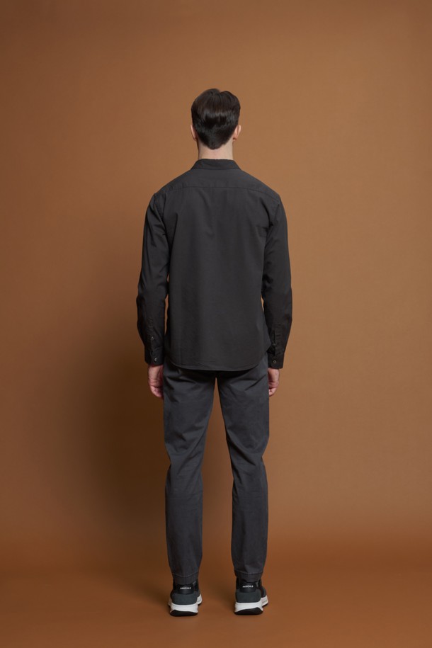 레귤러슬림핏 코튼 팬츠 M-QCPT50은 남성용 코튼 팬츠로, 차콜, 블랙, 그레이 베이지, 카키 등 4가지 다채로운 색상으로 출시되었습니다. 데일리룩은 물론 출근룩과 비즈니스 캐주얼에도 활용하기 좋은 베이직하고 캐주얼한 스타일의 긴 바지입니다. 면과 스판덱스 혼방 소재로 제작되어 부드러운 촉감과 신축성을 제공하며, 레귤러핏과 슬림핏을 함께 즐길 수 있습니다. 뒷면 로고 패치와 앞뒤 포켓 구성은 물론, 뒷주머니 봉제 제거가 가능하여 편안함과 실용성을 더했습니다.
