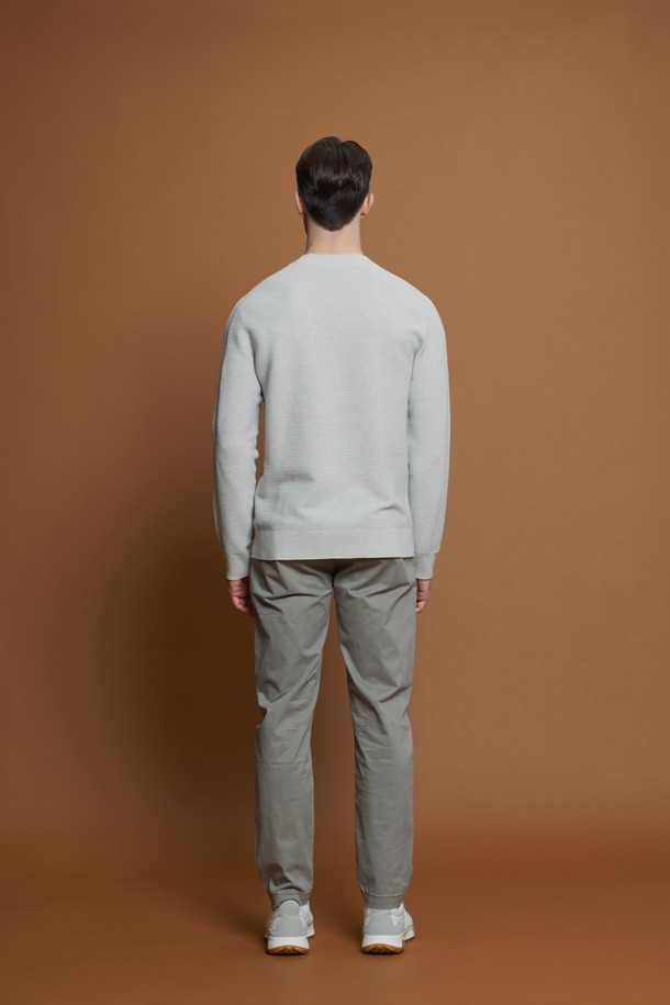 레귤러슬림핏 코튼 팬츠 M-QCPT50는 남성용 코튼 팬츠입니다. 차콜, 블랙, 그레이 베이지, 카키 등 4가지 색상으로 출시되어 데일리룩과 캐주얼룩에 모두 활용 가능합니다. 면과 스판덱스 혼방으로 제작되어 사계절 내내 편안하게 착용할 수 있으며, 레귤러핏과 슬림핏의 중간인 레귤러슬림핏으로 제작되어 다리가 길어 보이는 효과를 줍니다. 뒷면 로고 패치와 앞뒤 포켓 구성, 뒷주머니 봉제 제거 가능 등 디테일한 부분까지 신경 썼습니다. 출근룩, 모임룩 등 다양한 TPO에 맞춰 캐주얼, 미니멀, 클래식 스타일을 연출해보세요.
