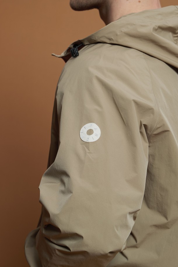 가볍고 편안한 착용감의 남성용 라이트 후드 윈드브레이커 M-QCJP63입니다. 베이지, 블랙, 그레이 3가지 색상으로 출시되어 일상 및 우천 시에도 활용도가 높습니다. 봄, 가을 간절기에 적합하며, 방수 기능성 원단과 후드 디자인으로 실용성을 더했습니다. 슬림핏과 레귤러핏으로 출시되어 취향에 맞게 선택 가능하며, 소매 로고 디테일과 후드 및 밑단 조임끈이 스포티하면서도 캐주얼한 스타일을 연출합니다. 가볍고 경량 소재로 제작되어 동네 마실룩, 여행룩, 산책룩 등 다양한 TPO에 매치하기 좋습니다.
