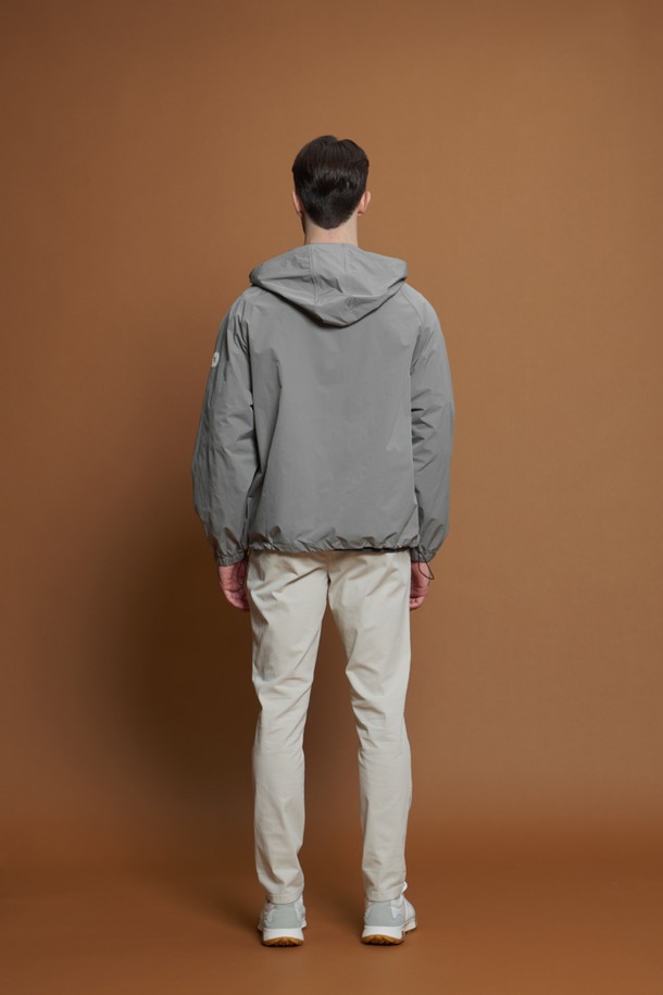 라이트 후드 윈드브레이커 M-QCJP63는 가볍고 부드러운 폴리에스터 소재의 윈드브레이커입니다. 간절기, 여름, 겨울까지 폭넓게 활용 가능하며, 캐주얼, 스포티, 미니멀한 스타일을 연출하기 좋습니다. 그레이 컬러의 무지 디자인으로 어떤 옷에도 쉽게 매치할 수 있으며, 레귤러핏과 슬림핏으로 다양한 핏을 제공합니다. 후드 디자인과 소매 로고 디테일, 후드 및 밑단 조임끈으로 포인트를 더했으며, 방수 기능과 경량성을 갖춰 여행룩, 산책룩, 겨울 데일리룩으로 활용하기 좋습니다. 얇은 두께감으로 가볍게 걸치기 좋고, 부드러운 촉감으로 편안하게 착용할 수 있습니다.
