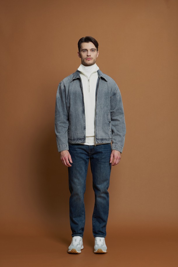 M-QCJP05 레귤러핏 워시드 데님 재킷은 캐주얼, 미니멀, 클래식 스타일을 추구하는 남성을 위한 아이템입니다. 부드러운 촉감의 면, 레이온, 스판 혼방 소재로 제작되었으며, 은은한 워싱 처리와 뒷면 자수 로고가 특징입니다. 간절기와 여름, 겨울까지 폭넓게 활용 가능하며, 데이트룩과 여행룩에 잘 어울립니다. 레귤러핏으로 편안하게 착용할 수 있으며, 사이드 포켓이 실용성을 더합니다. 집업 스타일로 간편하게 스타일 연출이 가능한 데님 재킷입니다.
