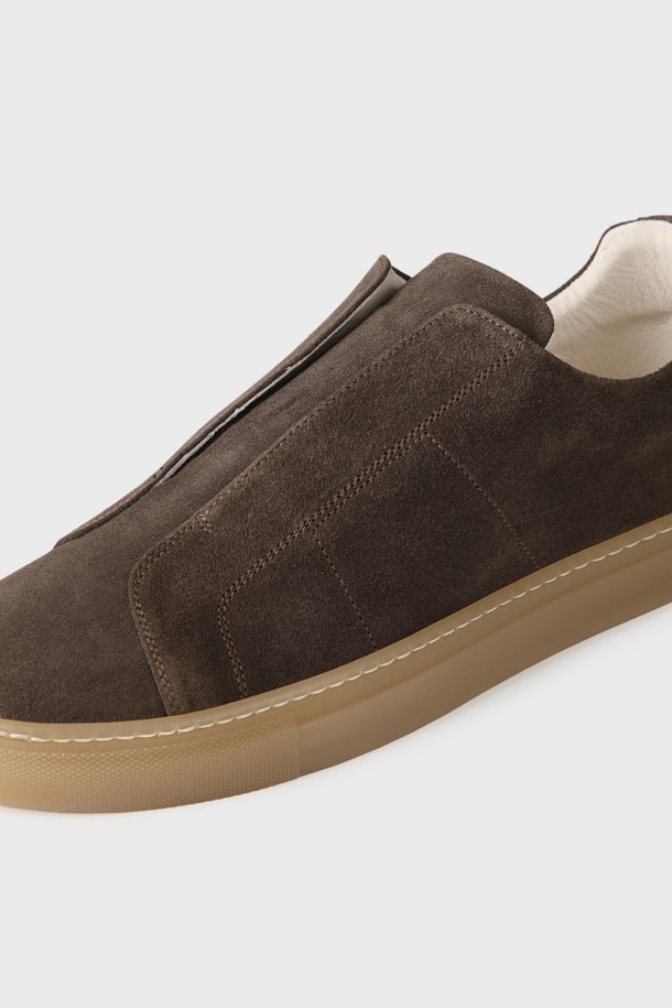 **스웨이드 슬립온 스니커즈 F-QFO08**는 남성분들을 위한 스웨이드 소재의 슬립온 스니커즈입니다. 부드러운 브라운 컬러의 무지 디자인으로, 캐주얼, 클래식, 미니멀한 스타일을 연출하기 좋습니다. 3cm 굽 높이의 플랫 형태로 제작되어 편안한 착용감을 제공하며, 봄, 여름, 가을 계절에 폭넓게 활용할 수 있습니다. 라운드 앞코, 로우탑 디자인, 슬림한 발볼, 그리고 가볍고 고급스러운 착용감, 견고한 고무 아웃솔, 심플한 디자인이 특징입니다. 동네 마실룩, 산책룩, 카페룩 등 편안한 일상에 잘 어울립니다.
