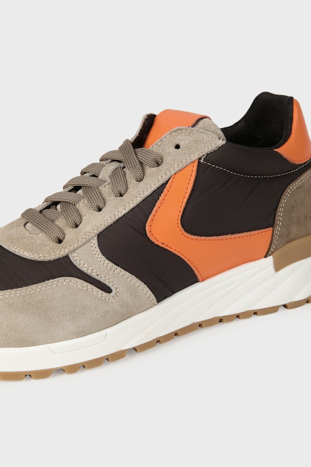 **나파 레더 스니커즈 F-QFO07**은 남성용 스니커즈로, 브라운 컬러와 라운드 앞코 디자인이 특징입니다. 스웨이드, 나파가죽, 캔버스를 주요 소재로 사용하여 고급스러움과 편안함을 모두 갖췄습니다. 굽 높이는 3.5cm이며, 컬러 블록 패턴과 레이스업 스타일, 로우탑 디자인으로 클래식, 캐주얼, 미니멀 스타일을 연출하기 좋습니다. 앞코와 뒷축에 스웨이드 소재를 사용하고, 견고한 고무 아웃솔과 뛰어난 착용감을 제공하며, 로고 디테일로 포인트를 더했습니다. 데이트룩, 카페룩에 잘 어울리는 아이템입니다.
