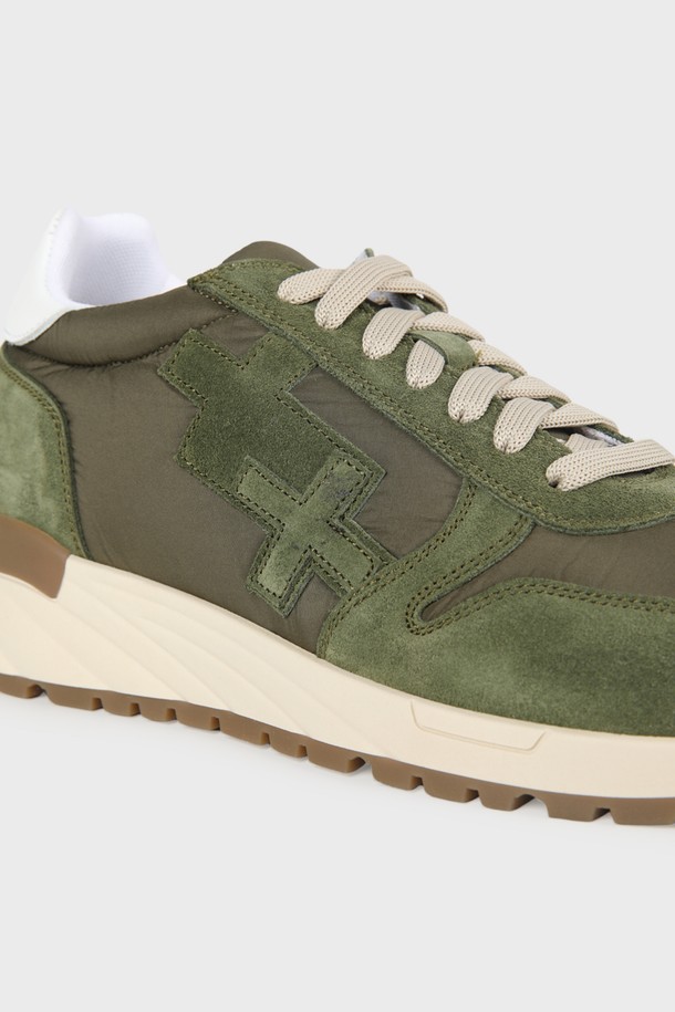 스웨이드 레더 스니커즈 F-QFO05는 남성용 스니커즈로, 카키 색상으로 출시되었습니다. 봄, 여름, 가을에 착용하기 좋으며, 라운드 앞코 디자인에 3.5cm 플랫 굽을 적용하여 편안한 착용감을 제공합니다. 고급스러운 스웨이드 가죽과 캔버스 소재의 조화가 돋보이며, 안감은 나파 가죽으로 마감하여 부드러운 착용감을 선사합니다. 로고 패턴과 끈형 신발 여밈, 로우탑 디자인으로 캐주얼, 클래식, 미니멀 스타일을 연출할 수 있으며, 데일리 아이템으로 활용하기 좋습니다.
