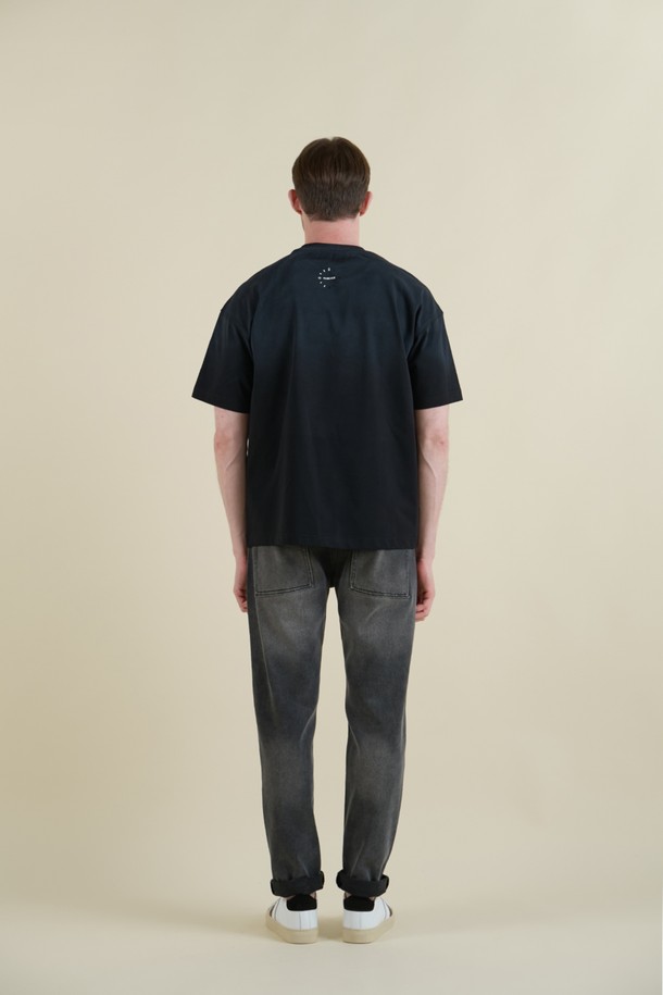 빈티지 워싱 데님 팬츠 M-QJEAN06는 남성용 데님 팬츠입니다. 그레이 컬러에 빈티지하고 캐주얼한 스타일을 더했으며, 여름, 간절기, 겨울까지 폭넓게 활용할 수 있습니다. 면, 폴리에스테르, 비스코스, 스판 혼방 소재로 제작되어 부드러운 촉감과 편안한 착용감을 제공합니다. 레귤러 슬림핏으로 제작되었으며, 5포켓 디자인에 밑단 디스트레스드 처리로 포인트를 더했습니다. 스트레치성이 뛰어나 활동성이 좋고, 캐주얼, 미니멀 스타일을 즐겨 입는 분들께 추천합니다.
