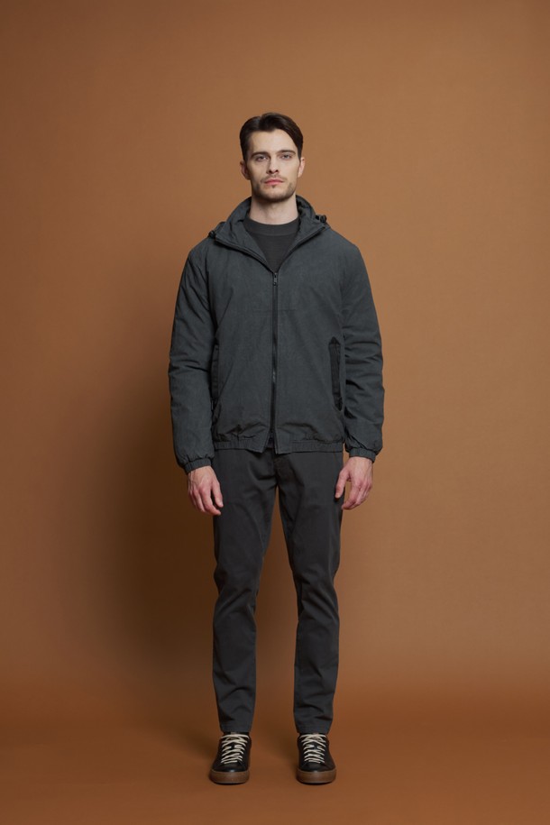 워시드 코튼 후드 점퍼 M-GCJP68는 남성용 후드 점퍼입니다. 부드러운 촉감의 면, 폴리에스테르 혼방 소재로 제작되었으며, 겨울과 간절기에 착용하기 좋습니다. 캐주얼하고 베이직한 스타일의 무지 디자인으로, 일상 및 산책, 집콕 시 편안하게 활용할 수 있습니다. 얇은 두께에 퀼팅 안감, 후드 일체형으로 보온성을 높였으며, 립 디테일로 포인트를 더했습니다. 레귤러핏의 집업 스타일로 간편하게 착용할 수 있습니다.
