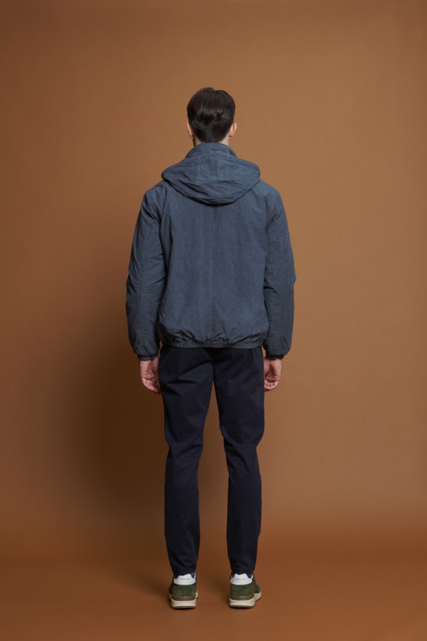 워시드 코튼 후드 점퍼 M-GCJP68은 부드러운 촉감의 면 소재로 제작되어 쾌적한 착용감을 선사합니다. 캐주얼하고 베이직한 스타일로, 봄, 가을, 겨울 간절기에 활용하기 좋으며, 일상, 산책, 여행 등 다양한 TPO에 매칭하기 좋습니다. 후드 일체형 디자인에 밑단과 소매단 밴딩 처리로 편안한 착용감을 제공하며, 가벼운 무게감과 뛰어난 내구성을 자랑합니다. 레귤러핏으로 제작되었으며, 지퍼 여밈 방식과 긴 소매 기장으로 실용성을 더했습니다. 무지 디자인의 블루 컬러 점퍼로 미니멀한 스타일을 연출해보세요.
