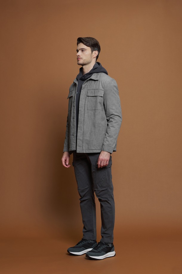 워시드 코튼 점퍼 M-GCJP67는 남성용 점퍼로, 부드러운 촉감의 면과 폴리에스터 혼방 소재로 제작되었습니다. 클래식 스타일에 무지 패턴의 그레이 컬러로, 간절기, 여름, 겨울까지 착용 가능합니다. 레귤러핏과 슬림핏 두 가지로 출시되어, 취향에 맞게 선택할 수 있으며, 단정한 카라와 가슴 플랩 포켓, 측면 포켓, 빈티지한 워싱 텍스처 등의 특징을 갖추었습니다. 출근룩, 비즈니스 캐주얼, 겨울 데일리룩 등 다양한 TPO에 맞춰 클래식, 미니멀, 워크웨어 스타일을 연출할 수 있습니다.
