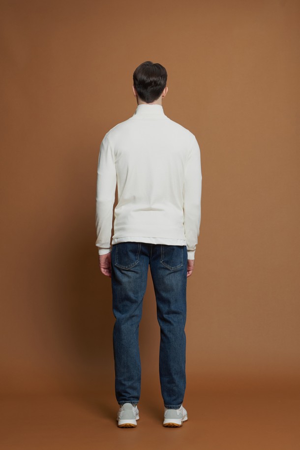 기모 베이직 워싱 데님 팬츠 M-GJEAN81은 남성용 데님 팬츠로, 여름, 간절기, 겨울까지 착용 가능한 활용도 높은 아이템입니다. 부드러운 촉감의 면, 폴리에스터, 스판 혼방 소재로 제작되어 편안한 착용감을 선사하며, 안감 기모 처리로 보온성을 높였습니다. 캐주얼, 클래식, 미니멀 스타일을 연출하기 좋으며, 레귤러핏 또는 슬림핏으로 출시되어 다양한 체형에 적합합니다. 워싱 디테일이 돋보이는 긴 기장의 데님 팬츠로, 앞뒤 포켓, 뒷면 가죽 패치, 벨트 착용 공간, 신축성 있는 소재 등 꼼꼼한 디테일이 돋보입니다. 특히 겨울 데일리룩에 따뜻함과 스타일을 더해줄 수 있습니다.
