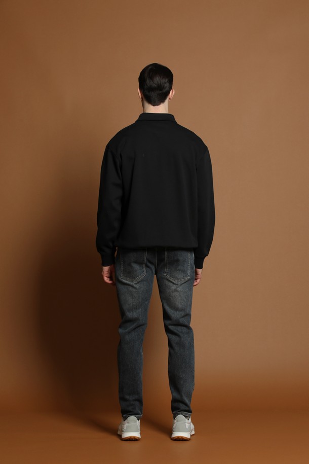 따뜻한 기모 안감으로 포근함을 더한 기모 워시드 데님 팬츠 M-GJEAN79입니다. 부드러운 촉감과 레귤러 슬림핏으로 편안한 착용감을 선사하며, 캐주얼하고 미니멀한 스타일을 연출하기 좋습니다. 여름, 간절기, 겨울철에도 활용 가능한 긴바지로, 데일리룩과 겨울철 스타일에 적합합니다. 은은한 워싱과 디스트레스드 디테일이 돋보이며, 5포켓 디자인과 뒷면 가죽 패치로 포인트를 더했습니다. 신축성 있는 면, 폴리에스터, 스판 혼방 소재로 활동성을 높였습니다.
