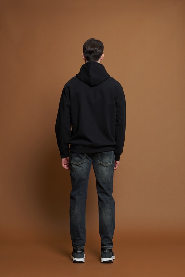 빈티지 워싱 기모 데님 팬츠 M-GJEAN78은 겨울 및 간절기에 따뜻하게 착용할 수 있는 데님 팬츠입니다. 캐주얼 스타일의 데일리 룩에 적합하며, 레귤러핏과 슬림핏 두 가지 핏으로 만나볼 수 있습니다. 블루 컬러의 워싱 및 디스트레스드 디테일이 돋보이며, 면, 폴리에스터, 스판 혼방 소재로 제작되어 신축성 있는 착용감을 제공합니다. 두꺼운 두께감과 기모 안감으로 보온성을 높였으며, 5포켓 디자인과 뒷면 가죽 패치, 벨트 착용 가능 등의 특징을 갖추고 있습니다. 편안하면서도 스타일리시한 데일리 룩을 완성해보세요.
