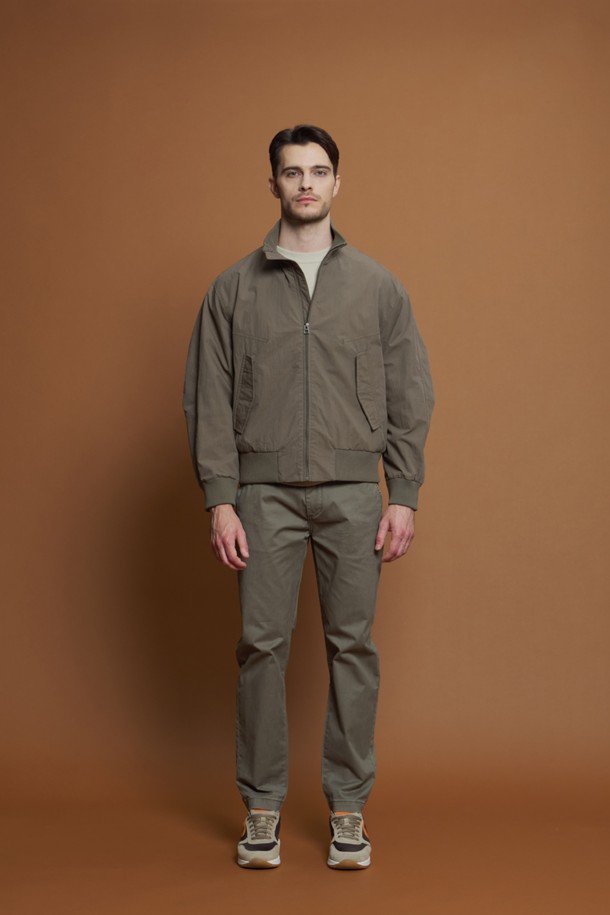 하이넥 보머 재킷 M-QCJP62는 간절기에 활용하기 좋은 캐주얼 스타일의 보머 재킷입니다. 부드러운 면과 폴리에스터 혼방 소재로 제작되어 편안한 착용감을 선사하며, 얇은 두께감으로 봄, 가을 시즌에 적합합니다. 카키 컬러에 레귤러핏으로 제작되었으며, 골지 마감, 하이넥 디자인, 뒷면 로고 자수 디테일이 특징입니다. 또한, 집업 여밈 방식과 사이드 포켓, 자석 여밈 포켓으로 실용성을 더했습니다. 일상에서 편안하게 착용할 수 있는 미니멀한 디자인의 아우터입니다.
