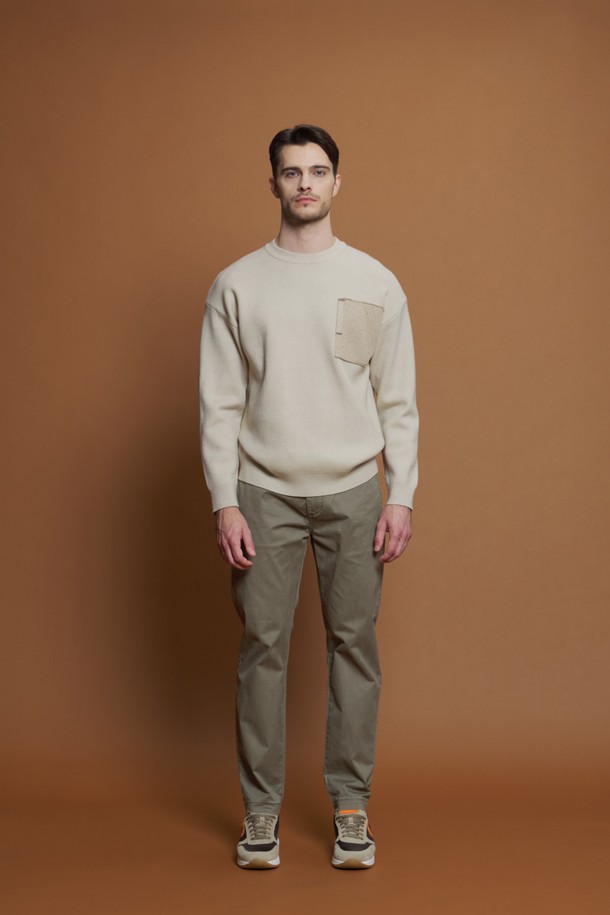 **울혼방 배색 포켓 니트 M-QNIT56**은 간절기에 활용하기 좋은 남성용 니트/스웨터입니다. 부드러운 촉감과 중간 두께감으로 편안하게 착용 가능하며, 데일리룩 또는 이너로 활용하기 좋습니다. 베이직하고 캐주얼한 스타일로, 동네 마실룩이나 카페룩에 잘 어울립니다. 레귤러핏에 레귤러 기장이며, 크루넥 디자인과 긴소매로 제작되었습니다. 무지 패턴에 배색 디테일과 포켓으로 포인트를 더한, 캐주얼하면서도 미니멀한 스타일의 니트입니다.
