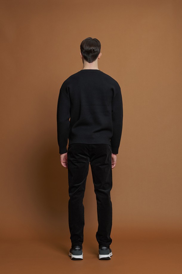 울 혼방 배색 포켓 니트 M-QNIT56은 간절기에 활용하기 좋은 남성용 니트입니다. 블랙과 베이지 두 가지 컬러로 출시되었으며, 데일리룩과 이너로 모두 활용하기 좋습니다. 레귤러 핏에 크루넥 디자인으로 제작되었으며, 부드러운 촉감과 탄탄한 내구성을 자랑합니다. 폴리에스터, 아크릴, 나일론, 리오셀, 울 혼방 소재로 제작되었으며, 포켓 배색 디테일과 골지 마감, 잔잔한 색점 디테일이 특징입니다. 캐주얼, 미니멀, 클래식 스타일을 선호하는 분들께 카페룩, 데이트룩으로 추천합니다.
