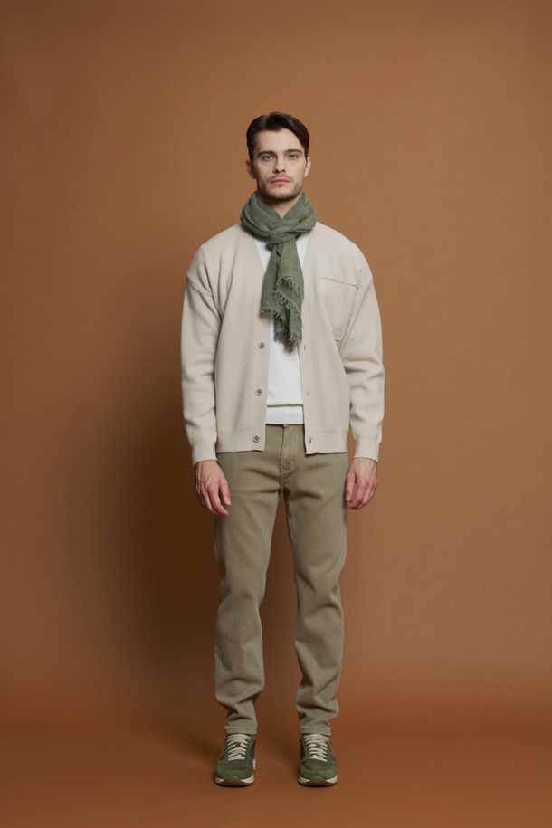 **포켓 니트 가디건 M-QNIT54**는 간절기에 착용하기 좋은 남성용 니트 가디건입니다. 베이지 컬러의 잔잔한 색점 패턴으로 디자인되어 캐주얼, 클래식, 미니멀한 스타일을 연출할 수 있습니다. 부드러운 촉감과 Y넥, 긴 소매 기장이 특징이며, 데이트룩에 적합합니다. 레귤러 핏에 버튼 여밈 방식과 포켓 디테일로 실용성을 더했습니다. 폴리에스터, 아크릴, 나일론, 리오셀, 울 등 다양한 소재를 혼방하여 제작되었습니다.
