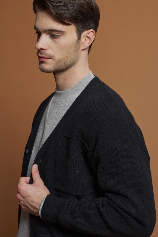 포켓 니트 가디건 M-QNIT54는 남성용 간절기 의류로, 베이지 색상의 레귤러핏 니트 가디건입니다. 부드러운 촉감과 중간 두께감으로 편안하게 착용할 수 있으며, 캐주얼, 미니멀, 클래식 스타일을 모두 아우르는 디자인입니다. 잔잔한 색점 패턴과 Y넥, 버튼 여밈 방식이 특징이며, 일상 및 데이트룩, 카페룩에 적합합니다. 폴리에스터, 아크릴, 나일론, 리오셀, 울 등 다양한 소재를 혼방하여 제작되었으며, 긴 소매와 포켓 디테일이 돋보입니다.
