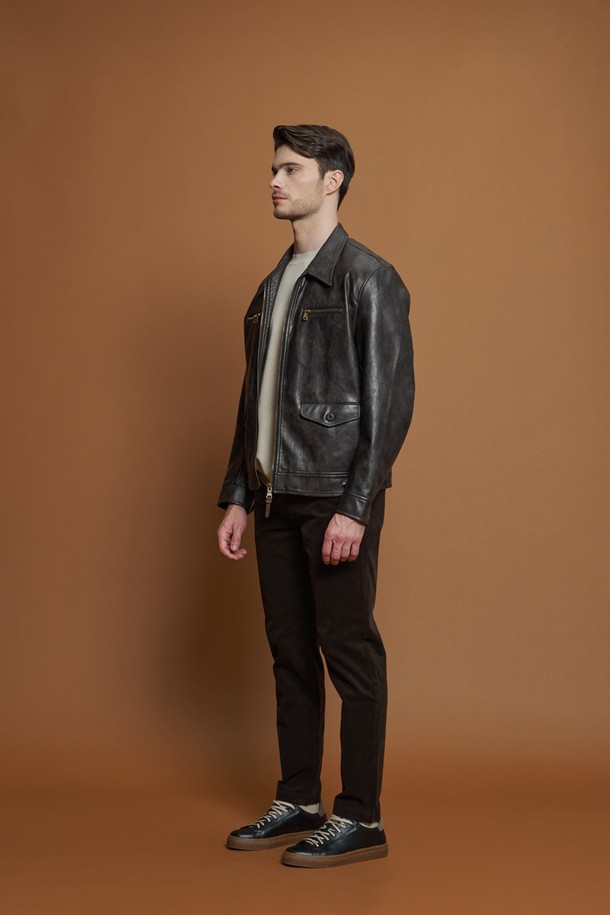 피유 레더 트러커 재킷 M-QPJP51은 캐주얼한 스타일을 추구하는 고객을 위한 간절기와 겨울철 필수 아이템입니다. 브라운 컬러의 무지 디자인으로 어떤 스타일에도 쉽게 매치할 수 있으며, 일상생활에서 편안하게 착용 가능합니다. 레귤러 핏의 긴 소매 재킷으로, 지퍼와 버튼으로 여밈 방식을 선택할 수 있습니다. 부드러운 촉감의 폴리에스터, 폴리우레탄, 인조가죽 혼방 소재에 기모 안감을 더해 보온성을 높였습니다. 가슴 지퍼 포켓, 플랩 포켓, 소매 버튼, 밑단 버클 디테일 등 다양한 특징이 돋보이며, 데이트룩과 겨울 데일리룩에 활용하기 좋습니다.
