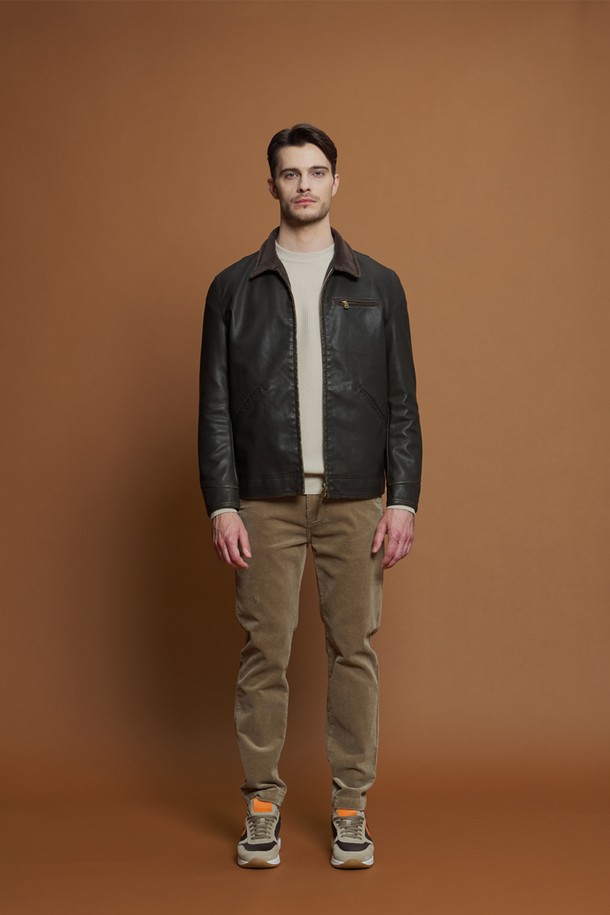 피유 레더 빈티지 점퍼 M-QPJP50은 남성용 아우터 점퍼입니다. 브라운 컬러의 무지 디자인으로, 봄, 가을에 착용하기 좋은 두꺼운 두께감의 제품입니다. 코듀로이 카라 디테일과 사이드 포켓, 플리스 안감으로 빈티지하면서도 캐주얼한 스타일을 연출합니다. 슬림핏으로 제작되었으며, 부드러운 촉감의 폴리에스테르와 폴리우레탄 혼방 소재를 사용하여 편안함을 제공합니다. 집업 스타일의 긴소매 점퍼로, 가을 나들이룩이나 겨울 데일리룩에 활용하기 좋습니다.
