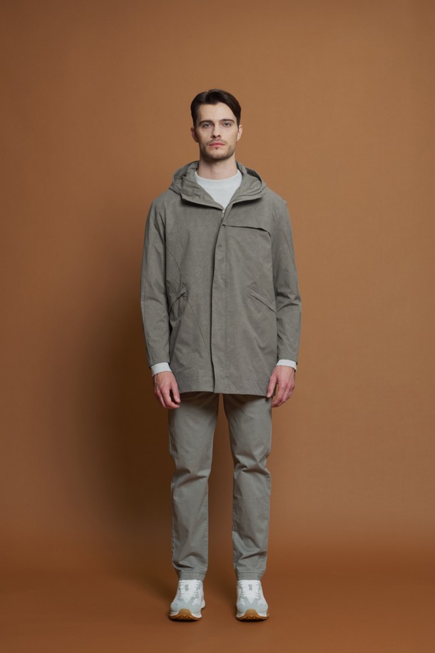 **절개라인 후드 점퍼 M-QCJP56**은 남성용 간절기 점퍼입니다. 캐주얼하고 세련된 스타일을 연출하며, 산책룩이나 가을 나들이룩에 적합합니다. 가볍고 부드러운 폴리에스터 소재로 제작되었으며, 얇은 두께감으로 편안한 착용감을 제공합니다. 사선 절개 패턴이 돋보이는 레귤러핏 후드 점퍼로, 지퍼 여밈 방식과 긴 소매 기장으로 디자인되었습니다. 미니멀하고 시티보이 스타일을 선호하는 분들께 추천합니다.
