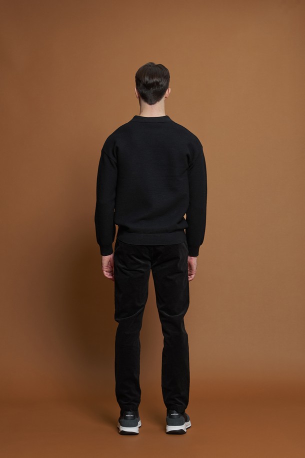 "울혼방 오픈 카라 니트 M-QNIT57"은 남성용 상의로, 간절기에 활용하기 좋은 캐주얼 스타일의 니트입니다. 블루 베이지 컬러의 와플 패턴으로 디자인되었으며, 부드러운 촉감이 특징입니다. 레귤러핏에 오픈 카라, 긴소매 기장으로 제작되었으며, 립 마감 처리와 카라 장식용 버튼 디테일이 돋보입니다. 데이트룩, 카페룩, 캐주얼, 클래식, 미니멀 스타일을 모두 아우르며, 데님 팬츠와 함께 코디하면 멋스러운 룩을 연출할 수 있습니다. 폴리에스테르, 아크릴, 나일론, 울 혼방 소재로 제작되어 편안함과 스타일을 동시에 잡았습니다.
