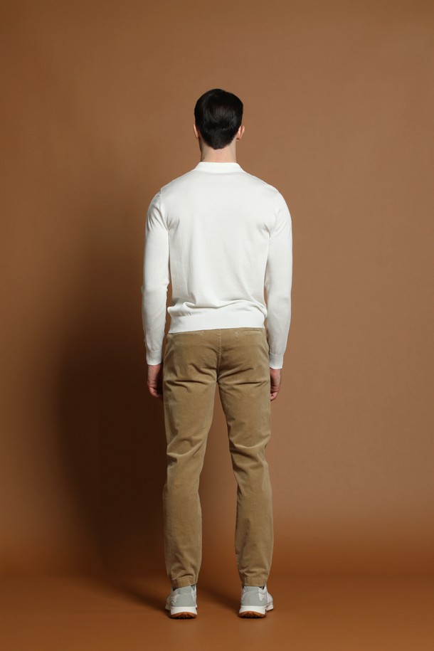 베이직한 디자인과 부드러운 촉감이 돋보이는 남성용 레귤러핏 세골 코듀로이 팬츠입니다. 가을과 겨울에 따뜻하게 입을 수 있도록 두꺼운 두께감의 코듀로이 소재로 제작되었습니다. 무지 디자인으로 어떤 상의와도 쉽게 매치하여 캐주얼, 클래식, 미니멀 스타일을 연출할 수 있습니다. 출근룩과 데이트룩에 모두 활용하기 좋은 실용적인 아이템입니다. 세골 코듀로이 원단으로 제작되어 고급스러운 느낌을 더했습니다.
