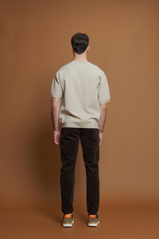 **레귤러핏 세골 코듀로이 팬츠 M-QCPT52**

가을, 겨울 시즌에 어울리는 남성용 레귤러핏 세골 코듀로이 팬츠입니다. 라이트그레이, 차콜, 브라운, 베이지 4가지 색상으로 출시되어 다양한 겨울 데일리룩을 연출할 수 있습니다. 면과 스판덱스 혼방 소재로 제작되어 부드러운 촉감과 편안한 착용감을 선사하며, 캐주얼, 클래식, 미니멀 스타일 모두 소화 가능합니다. 앞뒤 포켓 구성에 뒷주머니 봉제 제거가 가능하여 활용도를 높였습니다. 두꺼운 두께감으로 따뜻하게 착용할 수 있는 긴바지입니다.
