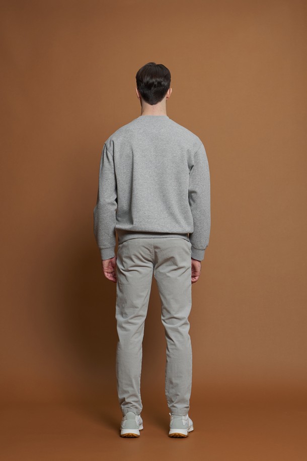 **레귤러핏 세골 코듀로이 팬츠 M-QCPT52**는 부드러운 촉감의 면과 스판덱스 혼방 소재로 제작되어 편안한 착용감을 제공합니다. 캐주얼 및 베이직 스타일을 연출하기 좋으며, 다양한 상의와 매치하여 일상 또는 간절기, 겨울철에 활용할 수 있습니다. 라이트그레이, 차콜, 브라운, 블랙, 베이지 5가지 색상으로 출시되어 폭넓은 선택이 가능합니다. 레귤러핏으로 제작되어 활동성이 뛰어나며, 앞뒤 포켓 디자인으로 실용성을 더했습니다. 셔츠나 니트, 재킷과 함께 다양한 스타일을 연출해보세요.
