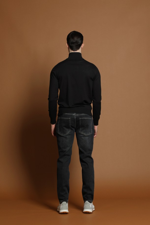 **소프트 반집업 니트 M-QNIT50**은 남성용 상의로, 가을과 겨울에 착용하기 좋은 두꺼운 두께감의 니트 소재 반집업 스타일입니다. 블랙 컬러의 무지 디자인과 레귤러핏, 긴소매 기장으로 베이직하고 미니멀한 스타일을 연출합니다. 부드러운 촉감의 니트는 편안한 착용감을 선사하며, 반집업 디테일이 특징입니다. 일상복으로 활용하기 좋으며, 미니멀, 클래식한 스타일을 선호하는 남성에게 적합합니다.
