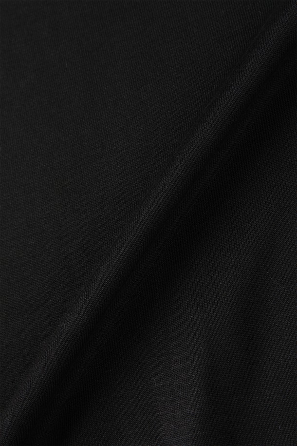 비스코스 혼방 라운드 니트 M-QNIT51은 부드러운 촉감의 비스코스 75%, 폴리에스터 25% 혼방 소재로 제작된 긴소매 라운드 넥 니트입니다. 슬림핏으로 몸에 자연스럽게 맞는 실루엣을 선사하며, 골지 패턴이 특징입니다. 간절기, 여름, 겨울 등 다양한 계절에 활용 가능하며, 데일리룩이나 이너로 착용하기 좋습니다. 블랙, 다크그레이, 라이트그레이, 네이비, 화이트 등 다양한 컬러로 출시되어 출근룩, 소개팅룩, 미니멀, 캐주얼, 클래식 스타일 모두 연출 가능합니다. 특히, 데님 팬츠와 함께 코디하면 단정하면서도 세련된 스타일을 완성할 수 있습니다.
